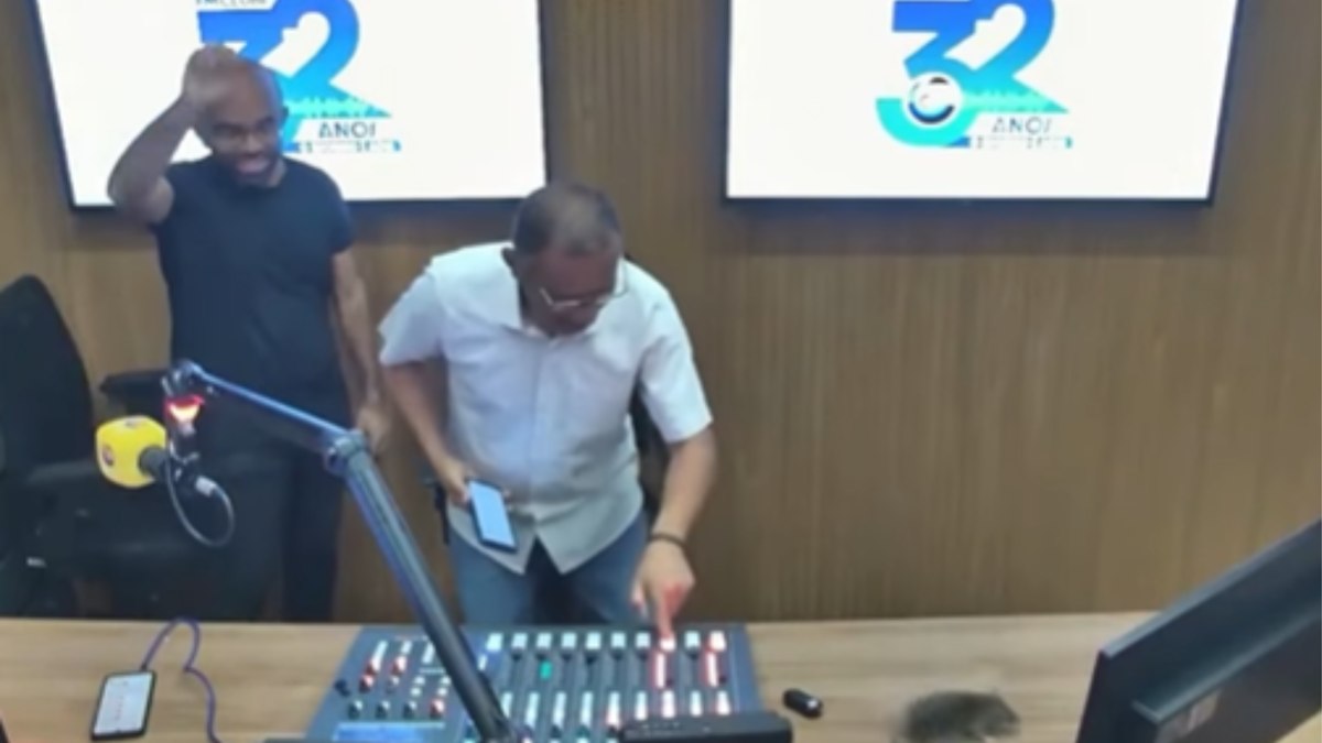 Rato invade estúdio de rádio durante programa ao vivo - iG Gente