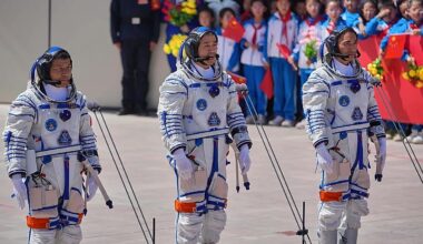 China Astronautas retidos estão bem após detritos espaciais atrasarem volta, dizem autoridades