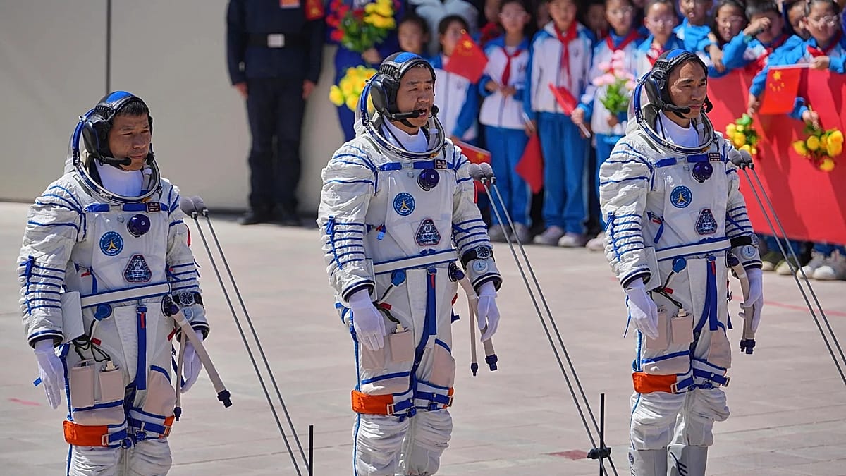 China Astronautas retidos estão bem após detritos espaciais atrasarem volta, dizem autoridades