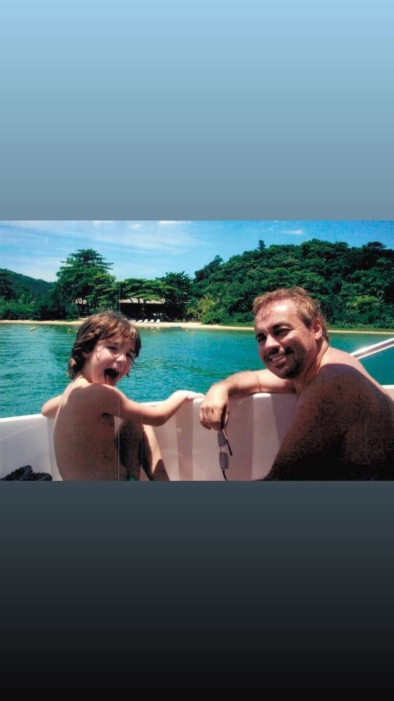 Filho de Gugu Liberato abre álbum raríssimo com o pai —