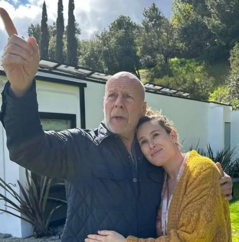Bruce Willis ao lado da filha; ator foi diagnosticado com demência frontotemporal