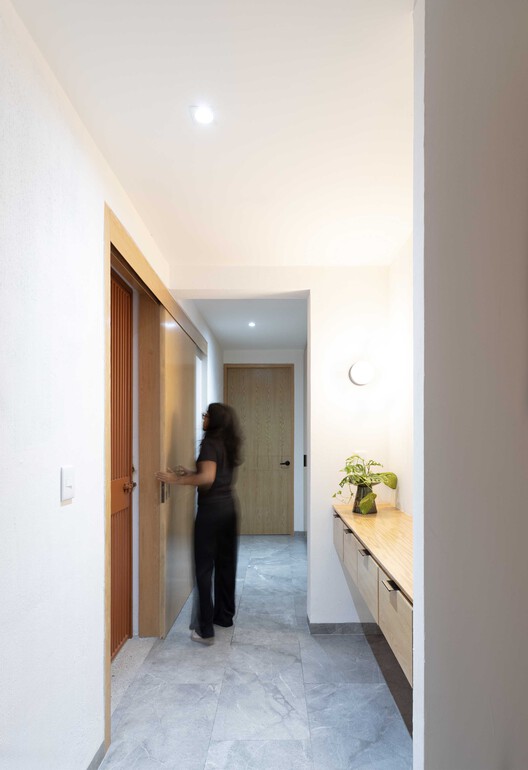 Edifício Sabines 242 / Grado Studio - Fotografia de Interiores, Madeira, Porta, Vidro