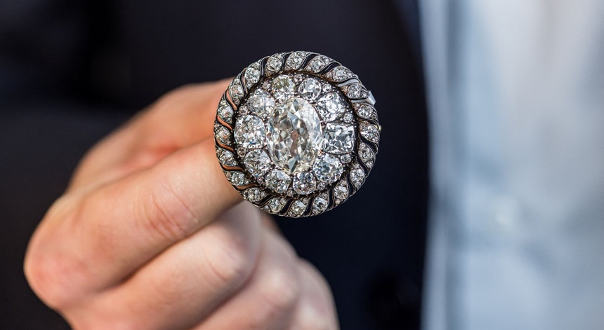 Alfinete de Napoleão Bonaparte vendido por mais de 3,7 milhões de euros