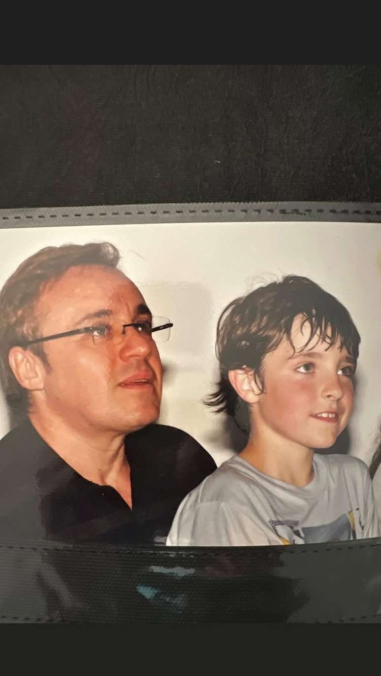 Filho de Gugu Liberato abre álbum raríssimo com o pai —