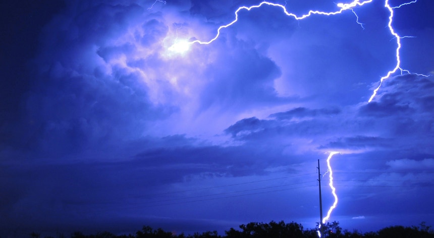 Caíram 23 mil raios em 12 horas. Trovoada deixou cerca de 60 mil clientes sem eletricidade