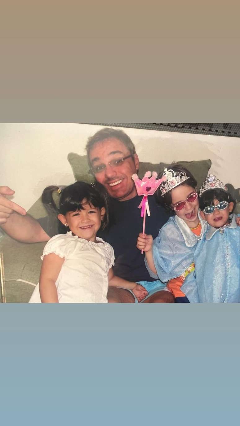 Filho de Gugu Liberato abre álbum raríssimo com o pai —