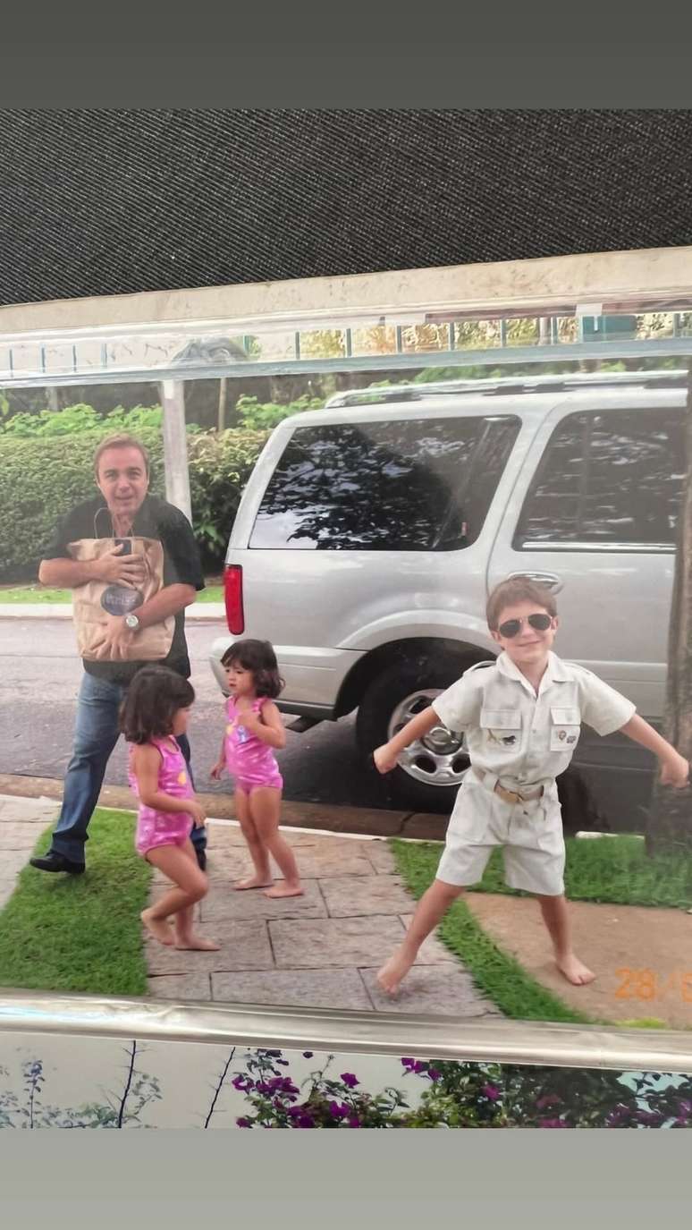 Filho de Gugu Liberato abre álbum raríssimo com o pai —