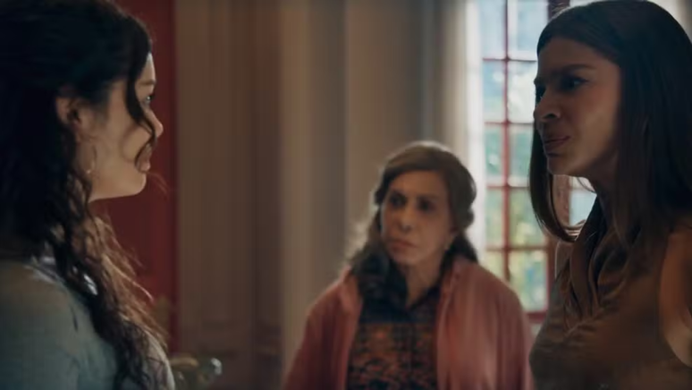 Gerluce (Sophie Charlotte), Josefa (Arlete Salles) e Arminda (Grazi Massafera) em 'Três Graças'