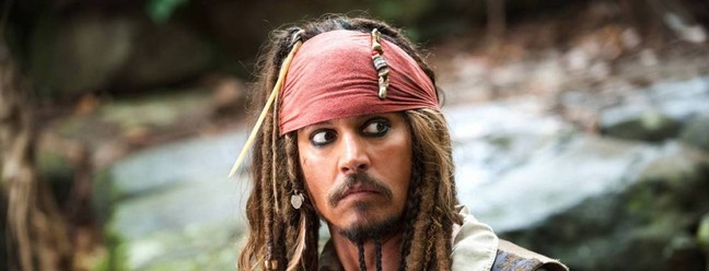 Johnny Depp no seu papel mais conhecido, o capitão Jack Sparrow, da franquia 'Piratas do Caribe'  — Foto: Divulgação