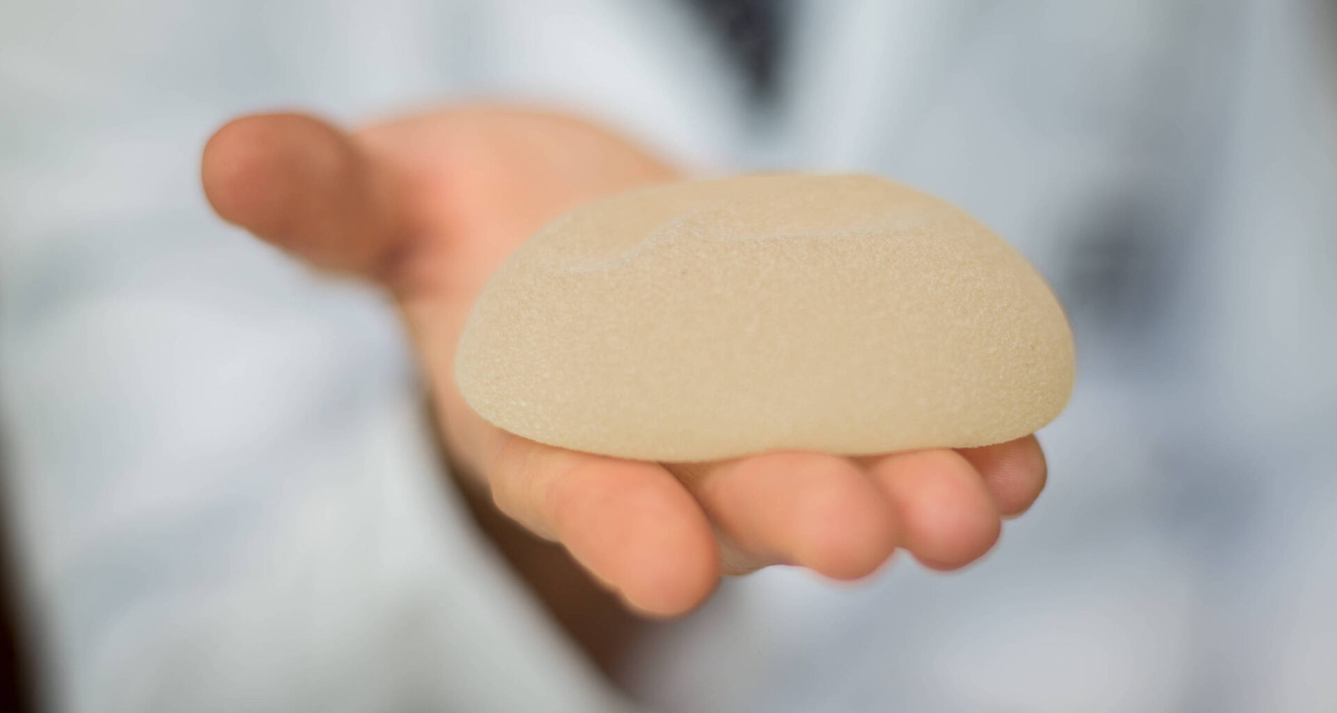 Explante de prótese de silicone cresce entre celebridades - 02/11/2025 - Equilíbrio