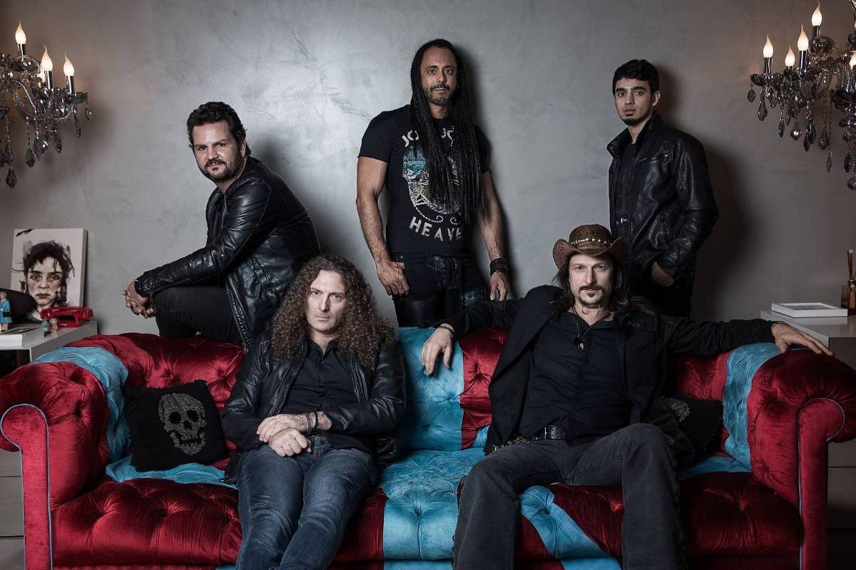 Angra anuncia saída de Fabio Lione, vocalista da banda - 23/11/2025 - Ilustrada