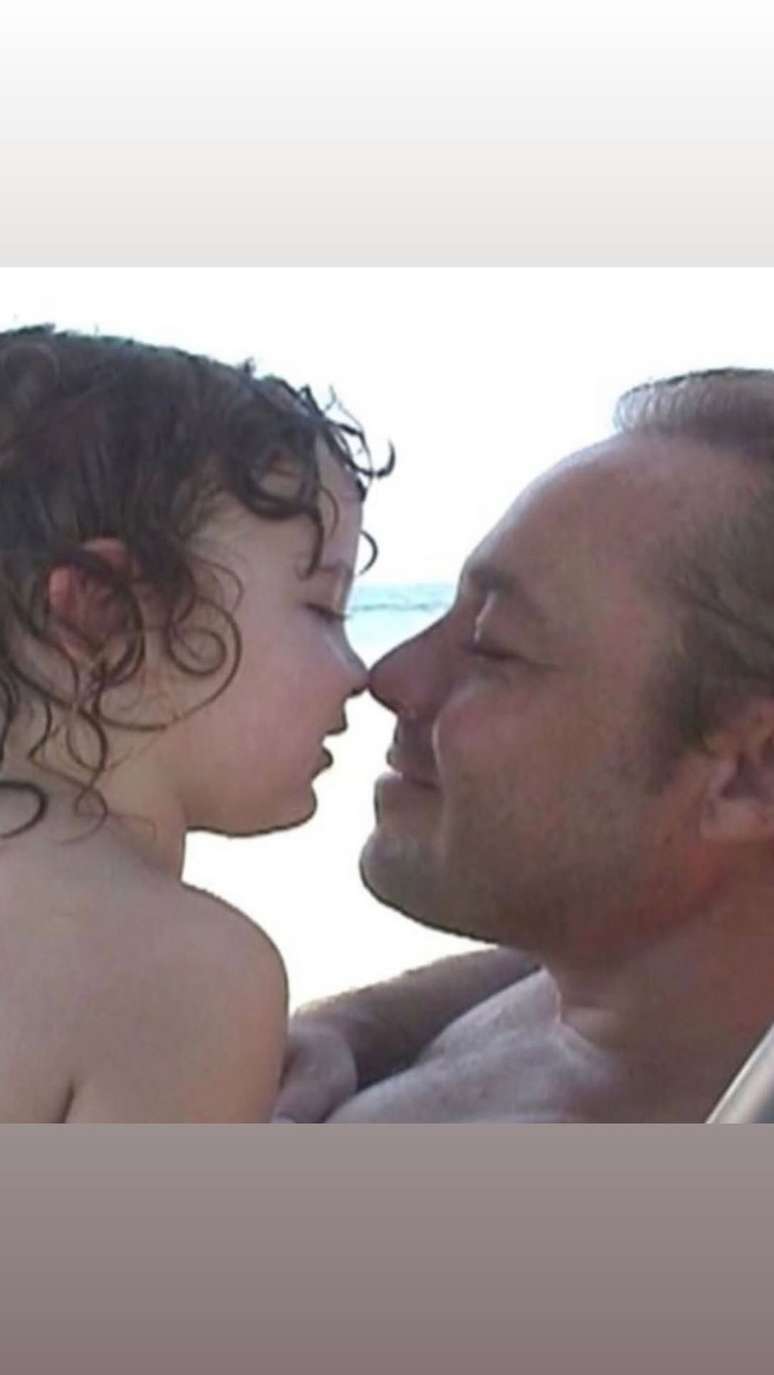 Filho de Gugu Liberato abre álbum raríssimo com o pai —