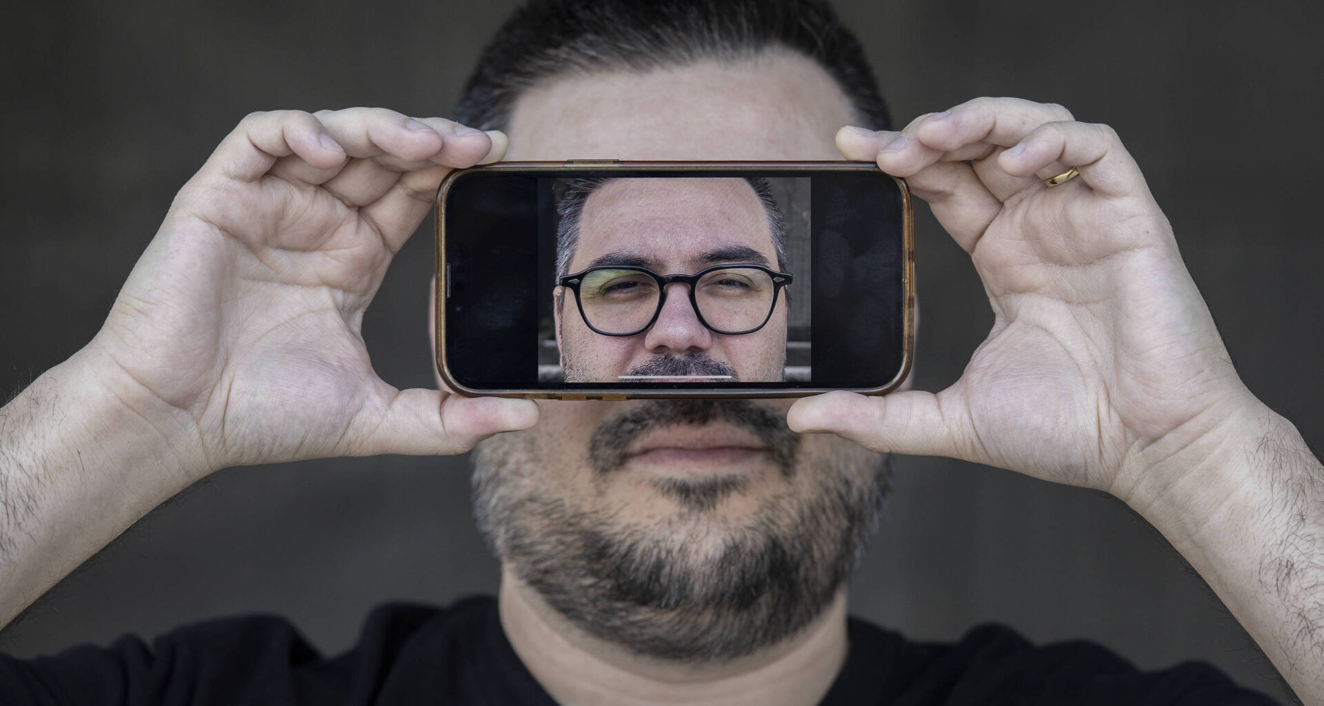 Empresário cria cantora por IA para poemas da mulher - 01/11/2025 - Mercado