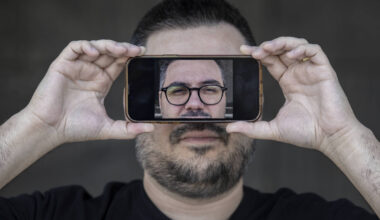 Empresário cria cantora por IA para poemas da mulher - 01/11/2025 - Mercado