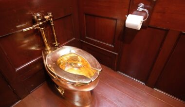 Sanita de ouro transformada em arte avaliada em dez milhões de dólares será leiloada