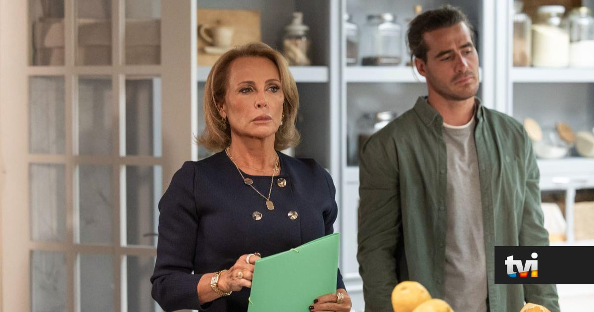 Exclusivo «A Protegida»: Laura arrasta Clarice pelos cabelo e expulsa-a do palacete - Novelas