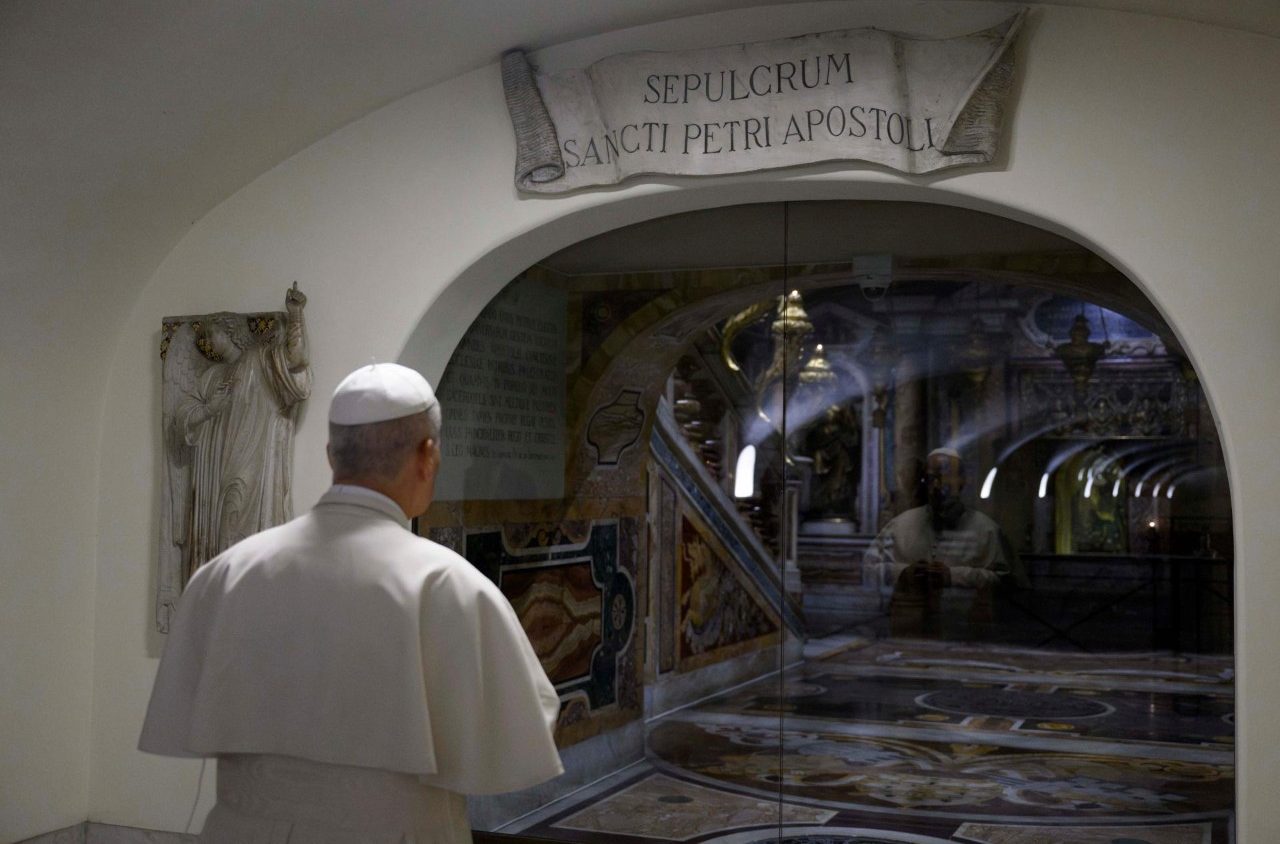 Leão XIV reza pelos Pontífices falecidos na Cripta Vaticana