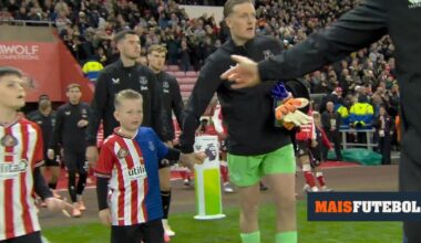 Filho de Pickford entra em campo com camisola metade Everton, metade Sunderland