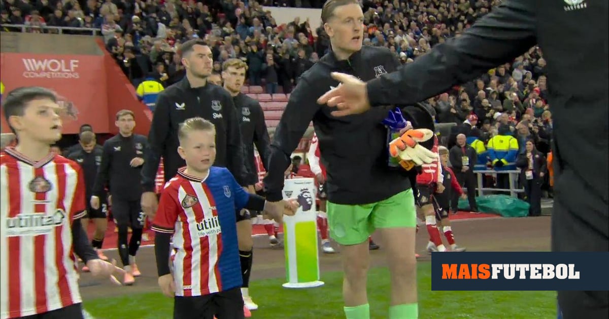 Filho de Pickford entra em campo com camisola metade Everton, metade Sunderland