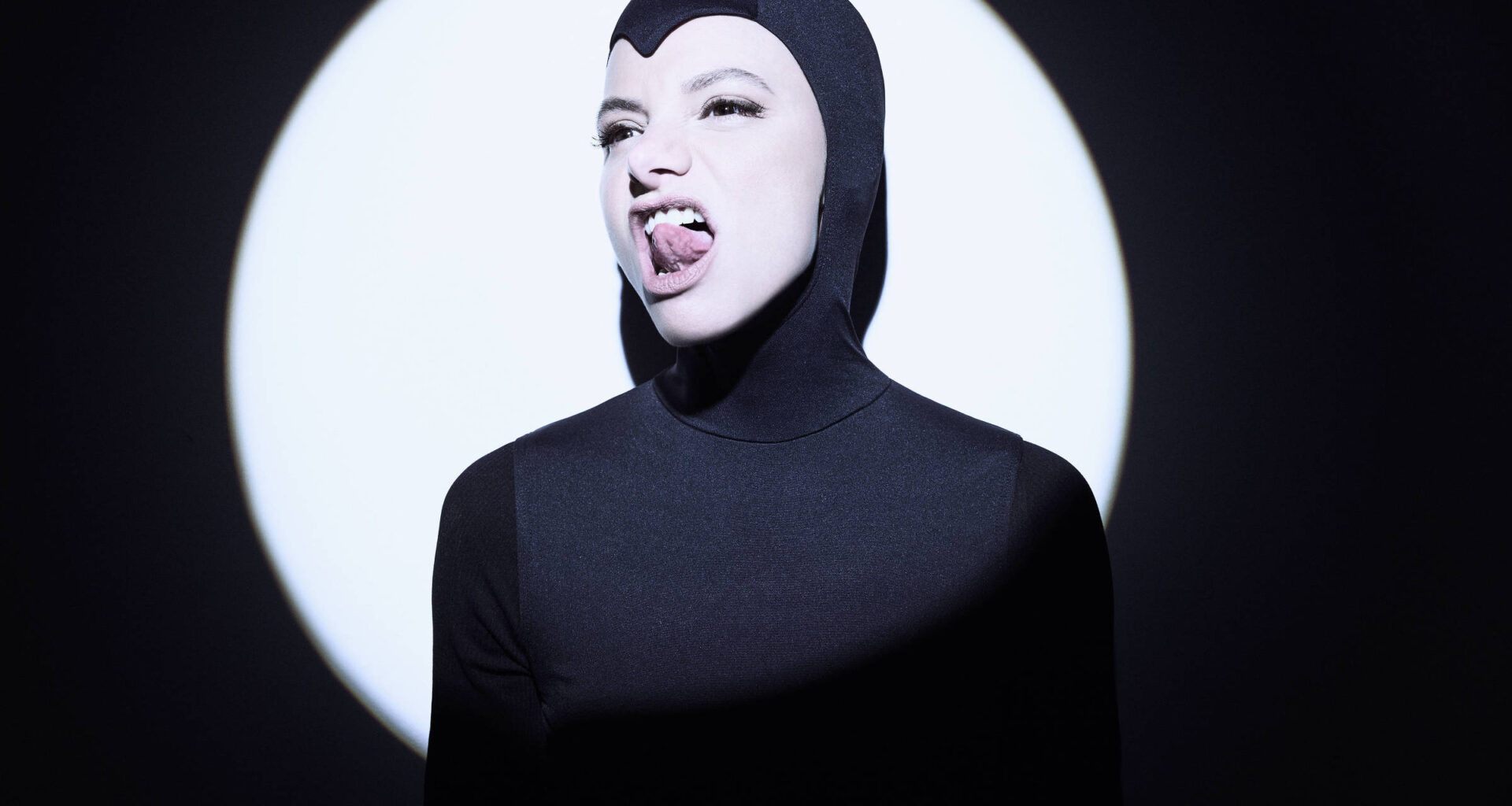 Carolina Manica apresenta peça sobre pressão estética - 04/11/2025 - Mônica Bergamo