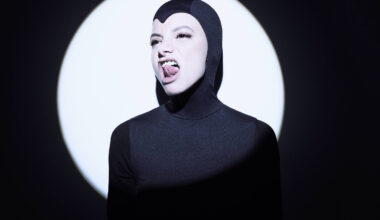 Carolina Manica apresenta peça sobre pressão estética - 04/11/2025 - Mônica Bergamo