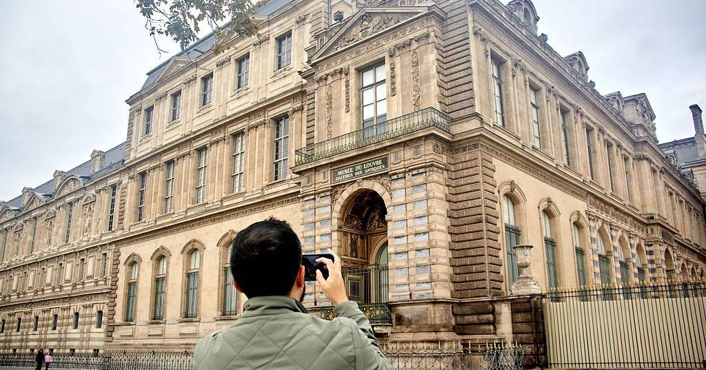 Assalto ao Louvre: ‘passwords’ fracas, sistemas operativos desatualizados e apenas cinco câmaras nas fachadas revelam uma tragédia anunciada