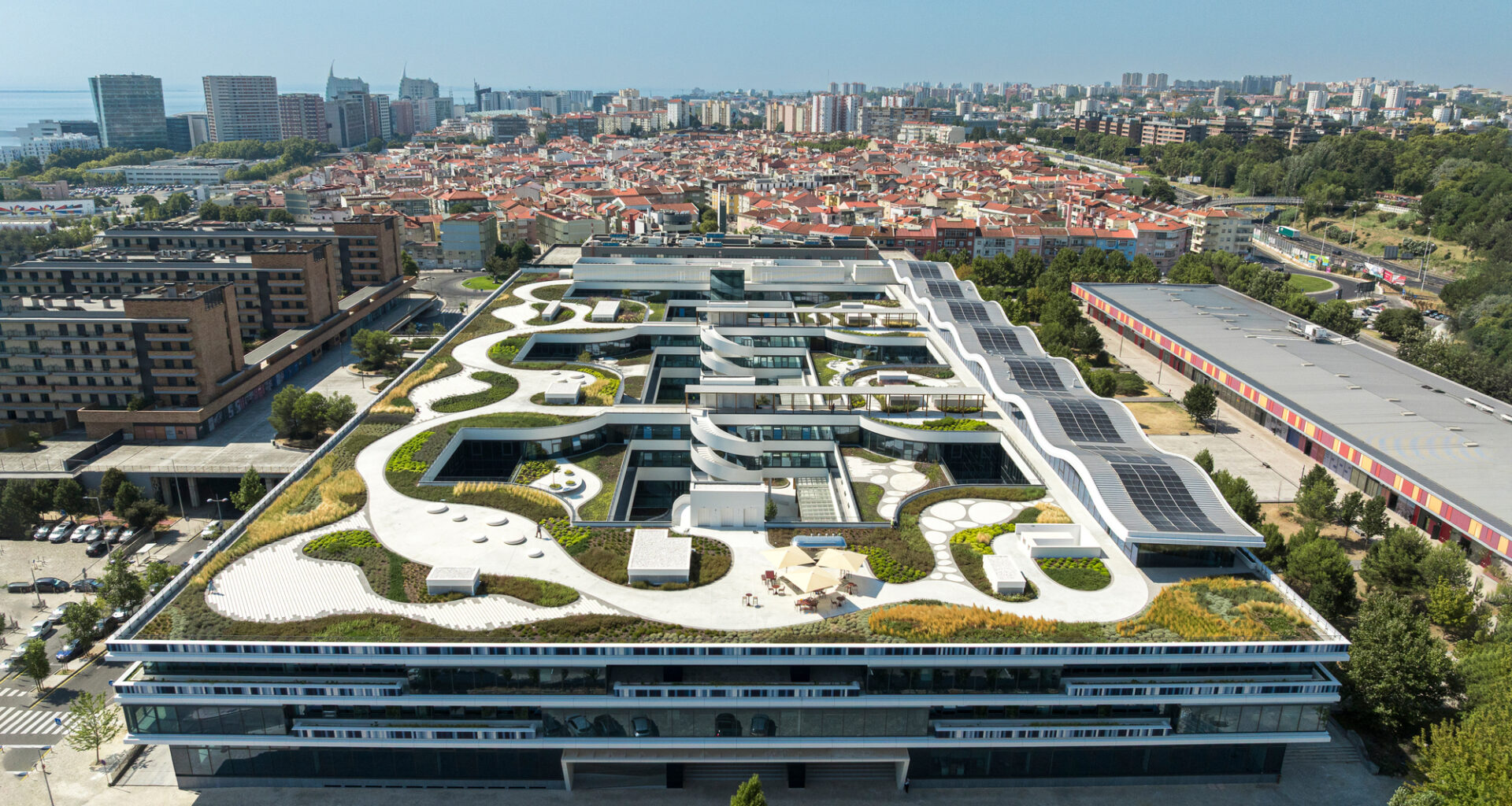Oriente Green Campus / LJ-Group Landscape Architecture + Saraiva + Associados + Kohn Pedersen Fox (KPF)