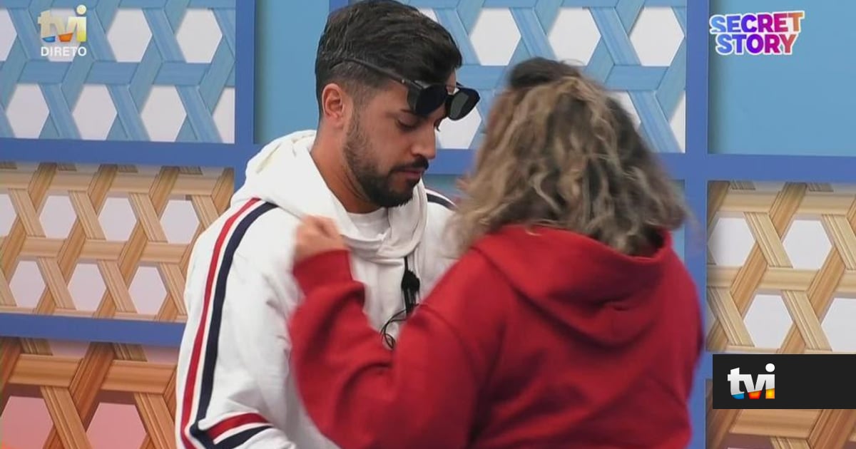 Não se resistem e correm risco! Pedro e Marisa dão beijo apaixonado no quarto, de porta aberta - Secret Story