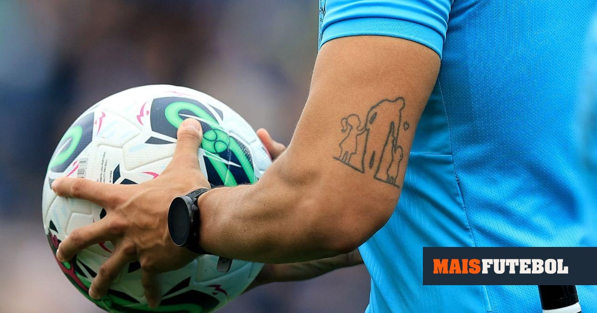 Liga: árbitros sobem ao relvado antes das equipas em protesto