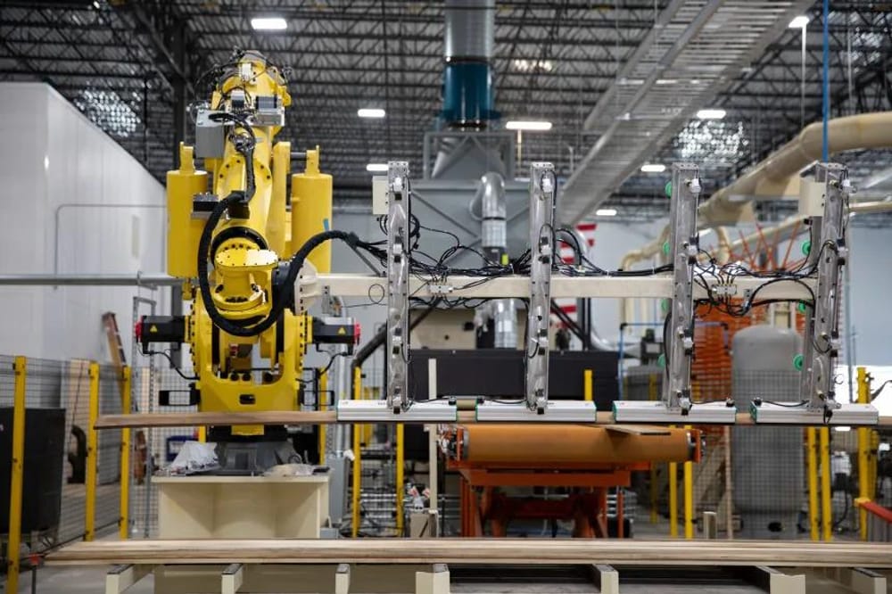 A Superwood é feita com madeira verdadeira, que é tratada quimicamente e depois comprimida (Cortesia InventWood)