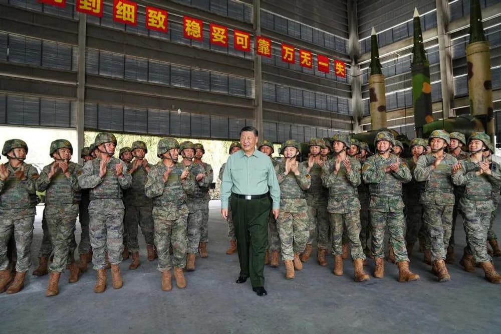 O presidente da China, Xi Jinping, fala com oficiais e soldados da força de foguetões do exército chinês em outubro de 2024 (Li Gang/Xinhua/Getty Images)