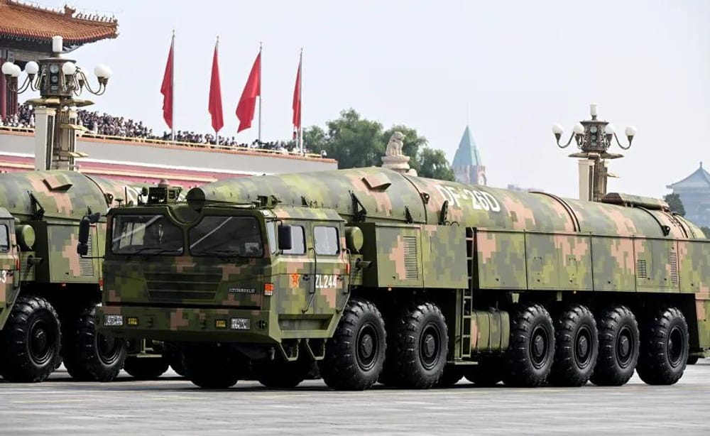 Veículos militares transportam mísseis balísticos DF-26D durante a parada militar do Dia da Vitória em Pequim, na China, a 3 de setembro (VCG/Getty Images)