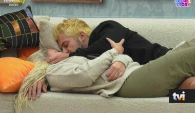 Beijos e mais beijos: Dylan e Inês em momento romântico no sofá - TVI