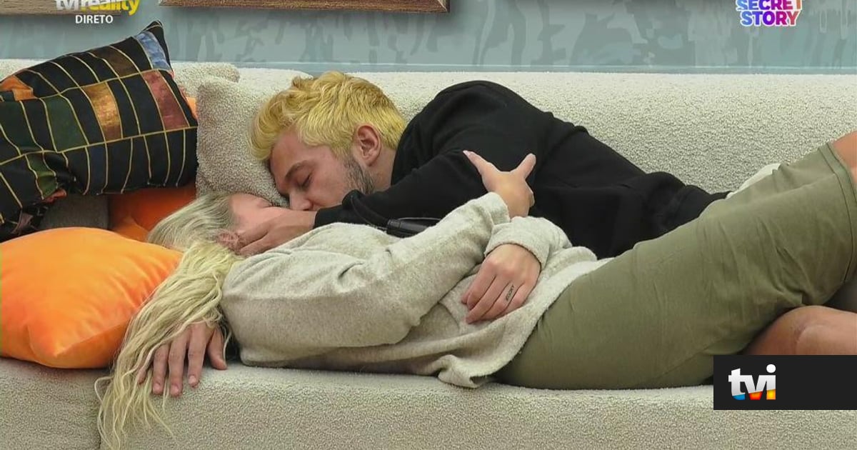 Beijos e mais beijos: Dylan e Inês em momento romântico no sofá - TVI