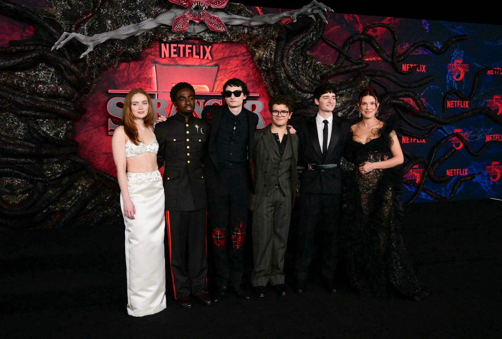 Hora da despedida: o elenco de 'Stranger things' se reúne para a pré-estreia da última temporada — Foto: Frederic J. Brown / AFP