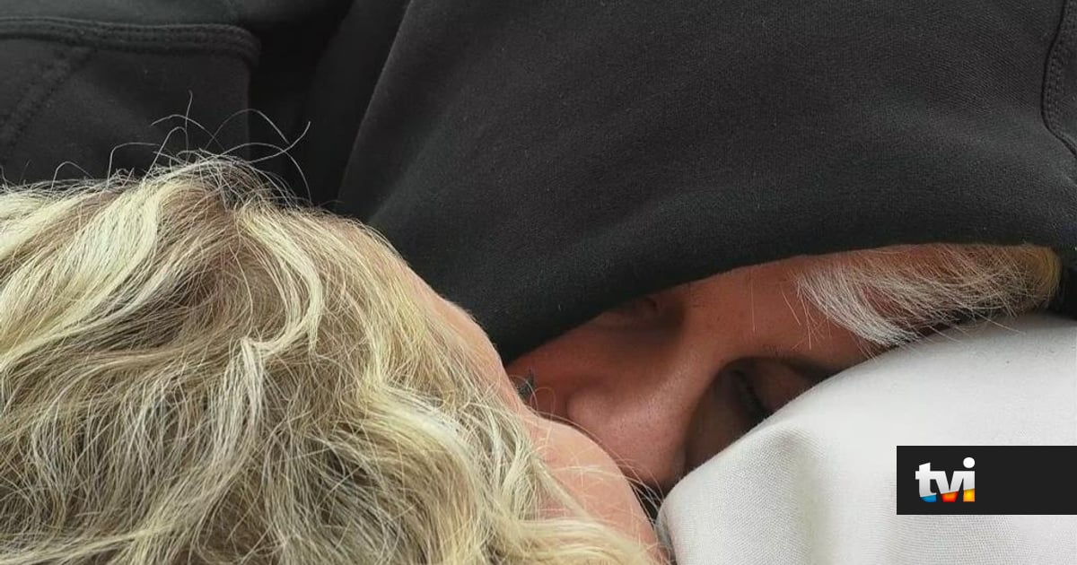 Beijos e amassos à frente de todos: Inês e Dylan não resistem à atração - Secret Story