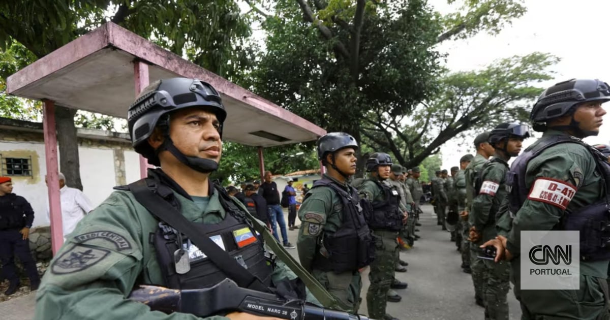 Venezuela anuncia "mobilização maciça" de forças militares após envio dos EUA para a região do maior navio de guerra do mundo