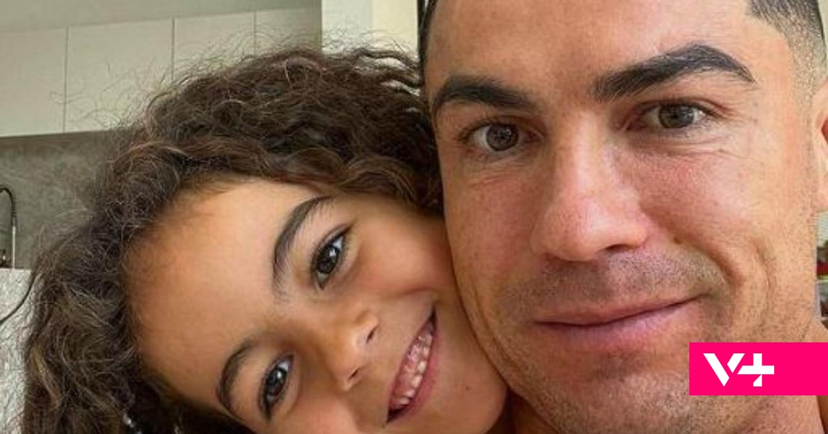 Cristiano Ronaldo mostra presente de aniversário para Alana Martina - mas é a sandália que ela calça que chama a atenção