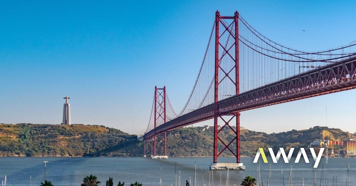 Vídeo mostra momento surreal em que condutor de carro investe sobre um motociclista na Ponte 25 de Abril