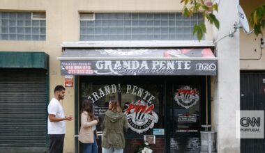 Homem que matou três pessoas numa barbearia em Lisboa começa a ser julgado. A sua presença levou à saída desesperada de testemunha dos crimes