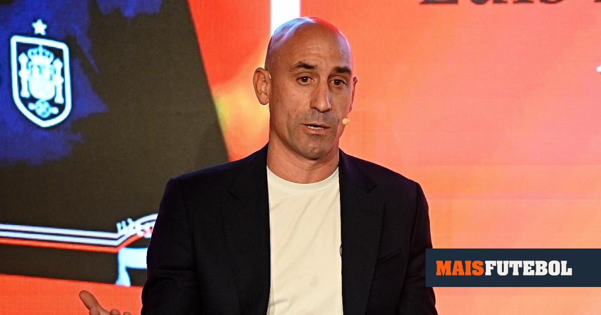 VÍDEO: tio de Luis Rubiales atira-lhe ovos na apresentação do seu livro