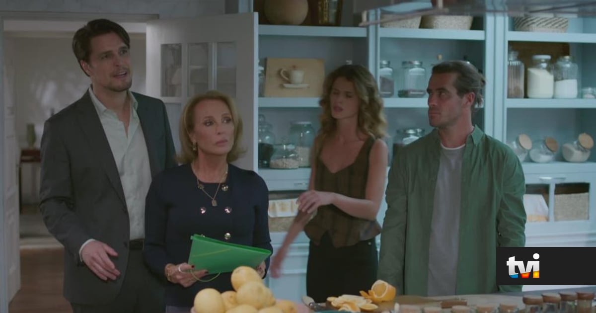 A Protegida: Laura assina os papéis do divórcio - Novelas