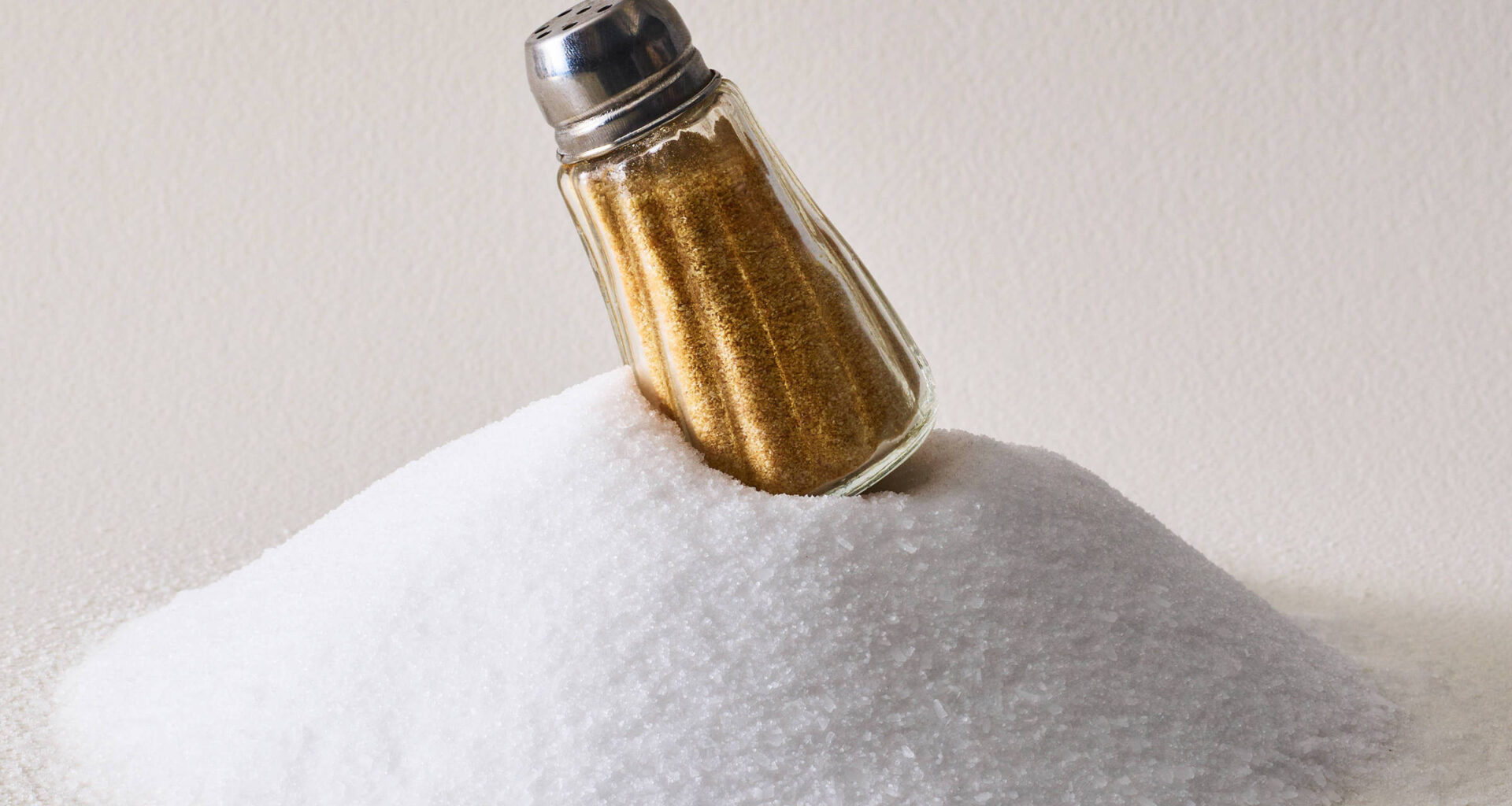 Veja quatro dicas para reduzir o consumo de sal na comida - 17/11/2025 - Equilíbrio