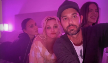 Kim Kardashian e Britney Spears posam juntas na mesma cama; veja fotos