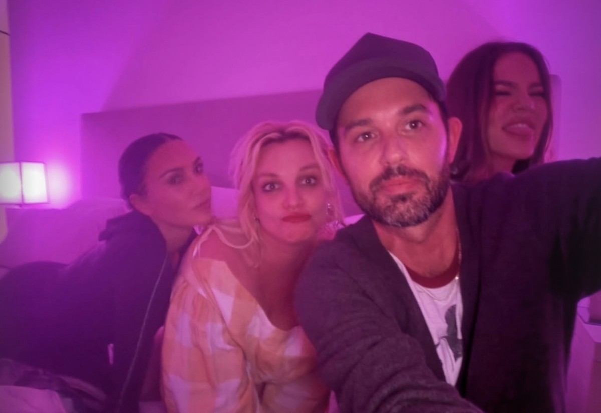 Kim Kardashian e Britney Spears posam juntas na mesma cama; veja fotos