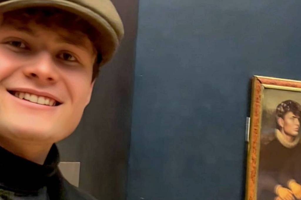 Criadores invadem Louvre e penduram quadro ao lado da Mona Lisa