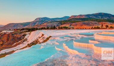 Há um paraíso mágico de pedra branca com piscinas efervescentes