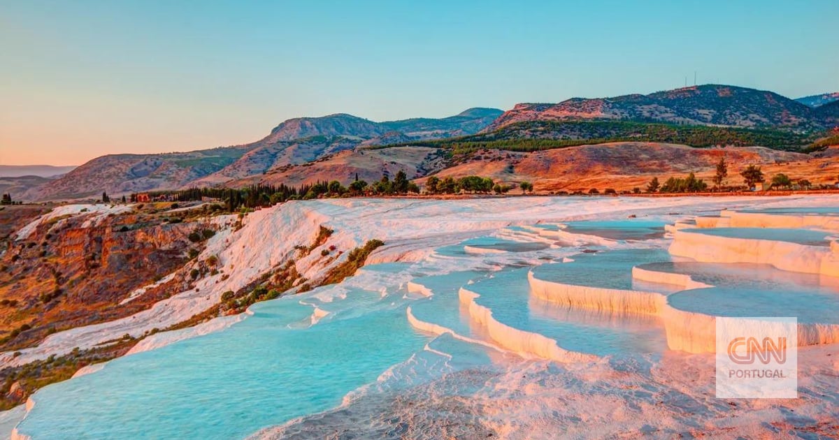 Há um paraíso mágico de pedra branca com piscinas efervescentes