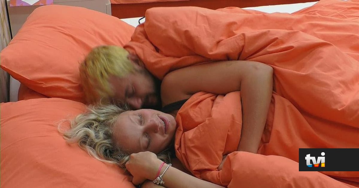 O amor está no ar! Casais da casa começam o dia aos amassos debaixo dos lençóis - Secret Story