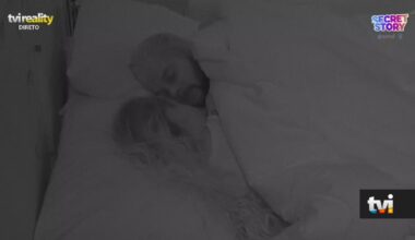 Amor no escurinho da noite: Dylan e Inês trocam beijos apaixonados no meio dos edredões - Secret Story